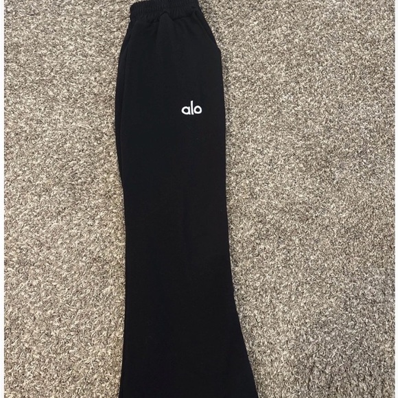 ALO Yoga Pants - ALO Yoga womens Black Joggers 

No tag. Barely worn. ** please read description